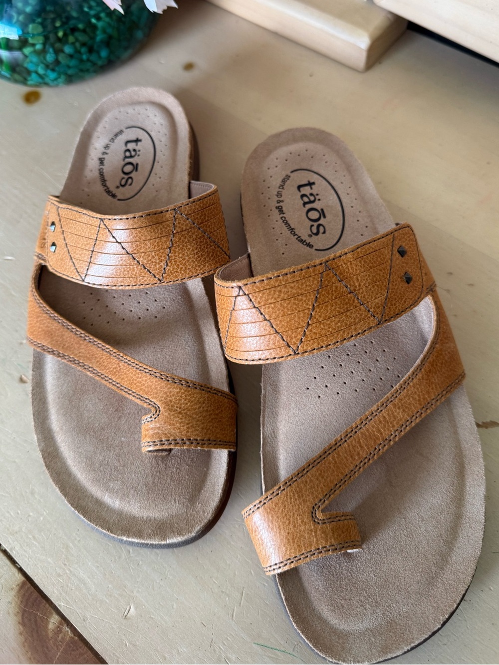 Taos Footwear Tan Leather Toe-Loop Sandals (gently worn)